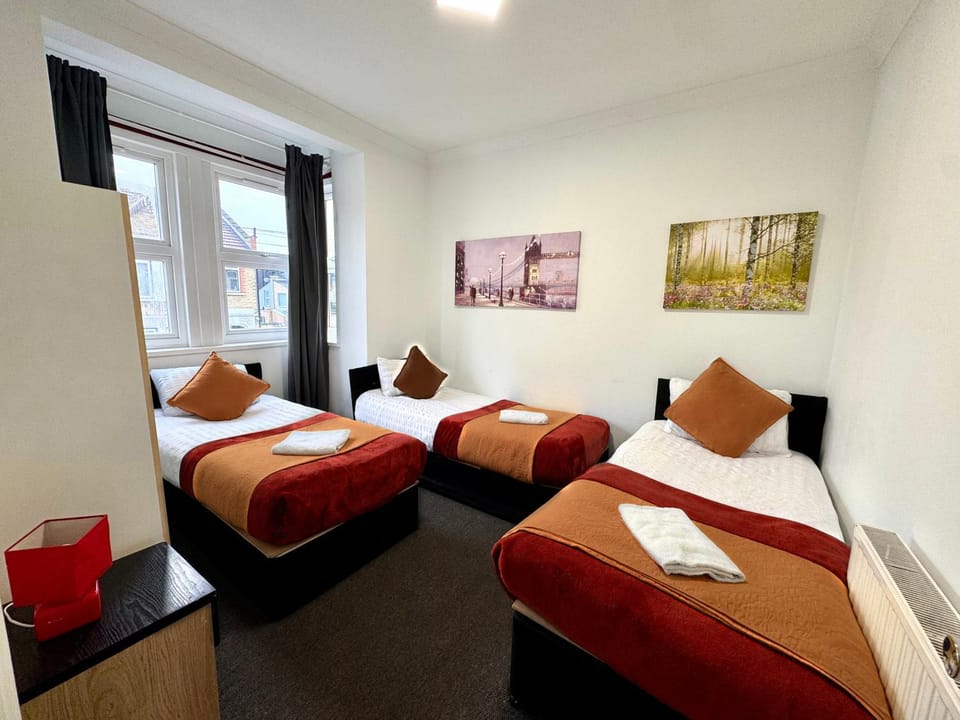 3-Bedroom House in Leyton near Stratford with 3 Bathrooms, Garden, Parking & WiFi House in London