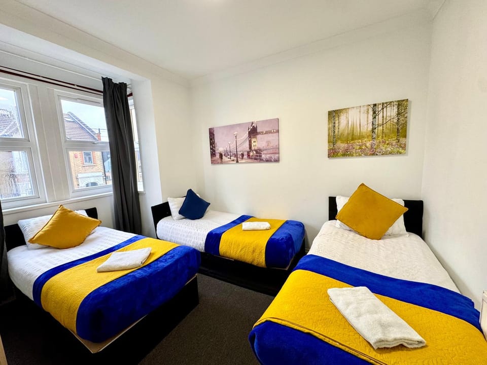 3-Bedroom House in Leyton near Stratford with 3 Bathrooms, Garden, Parking & WiFi House in London
