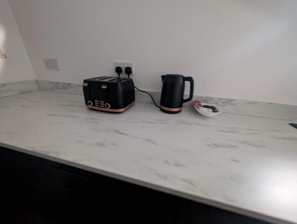 Central Swansea 6BR Ensuite Home w Parking House in Swansea