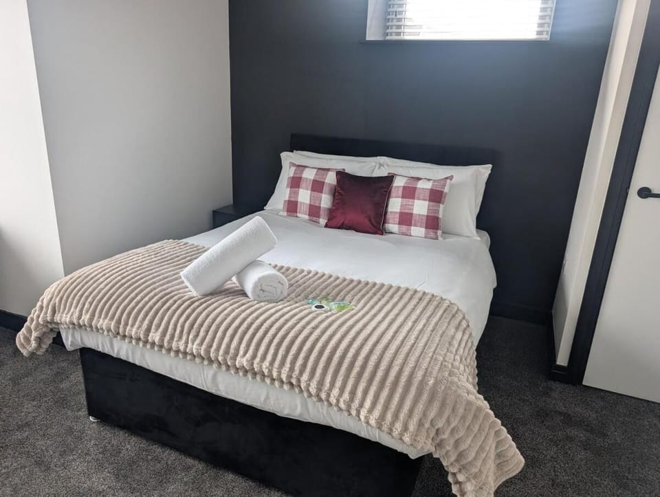 Central Swansea 6BR Ensuite Home w Parking House in Swansea