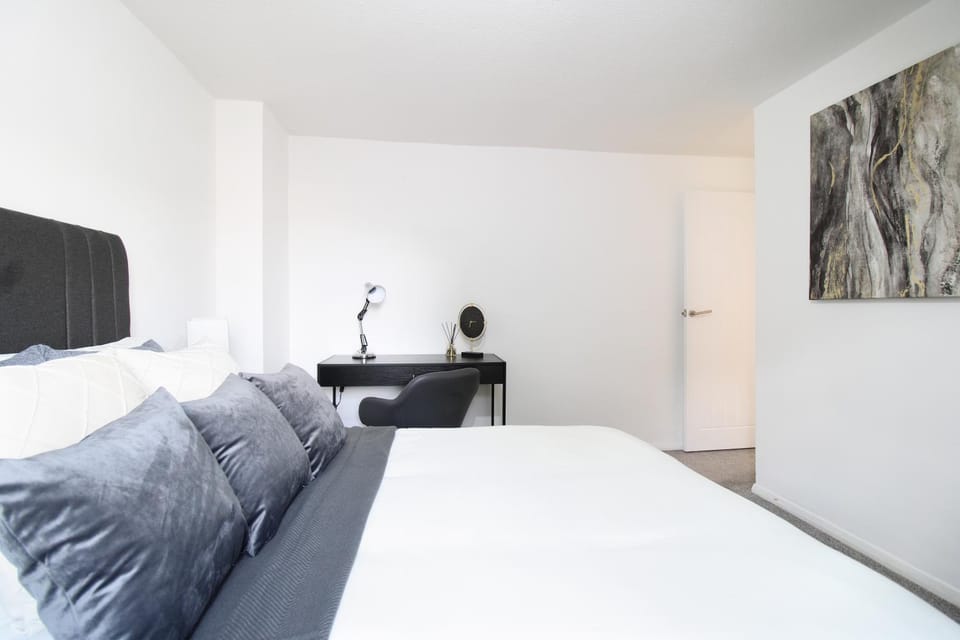 Virexxa Aylesbury Centre - Deluxe Suite - 3Bed House with Free Parking Apartment in Aylesbury