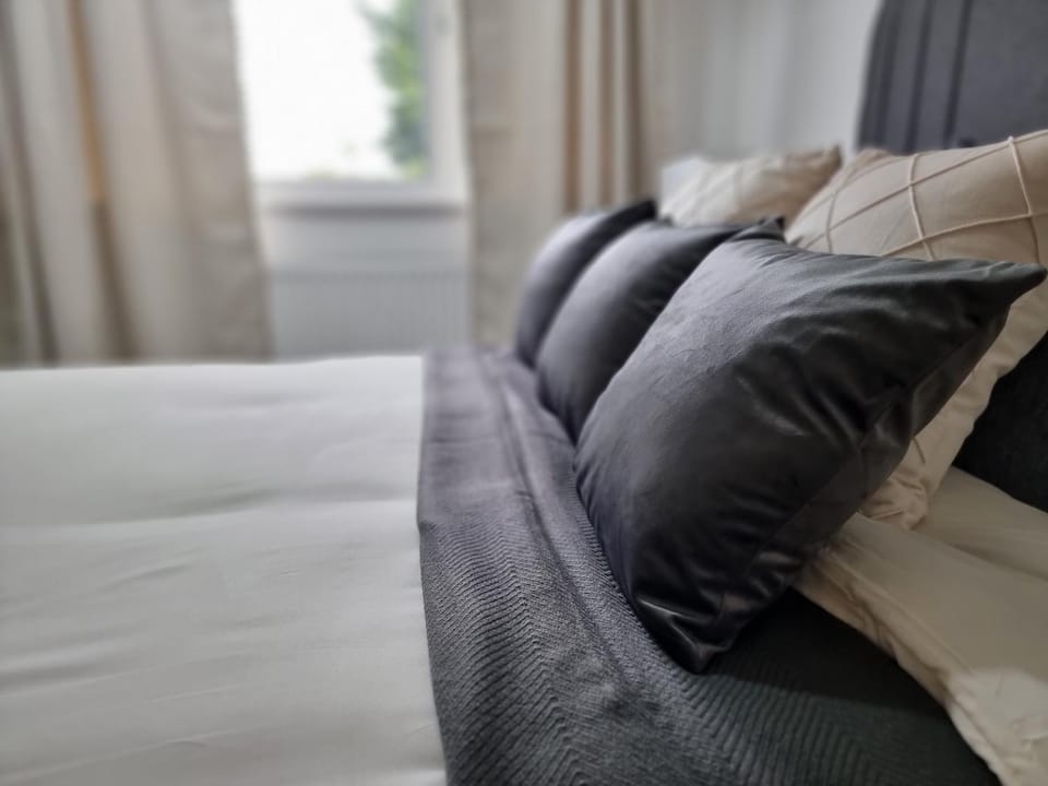 Virexxa Aylesbury Centre - Deluxe Suite - 3Bed House with Free Parking Apartment in Aylesbury