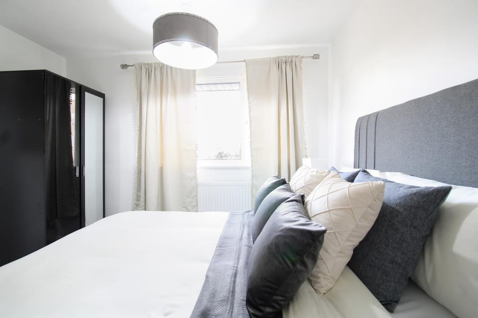 Virexxa Aylesbury Centre - Deluxe Suite - 3Bed House with Free Parking Apartment in Aylesbury