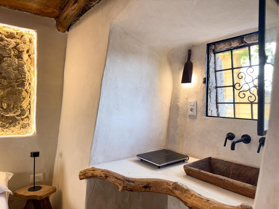 Kalma Elephant Tower Guardians House - Historic Stay at Old Town Apartment in Cagliari