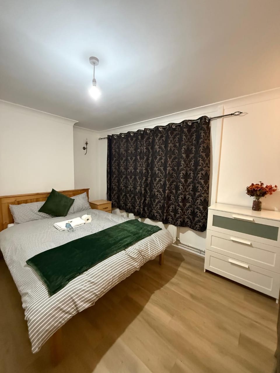 Exquisite King-sized Bedroom - Free Parking Vacation rental in Dartford