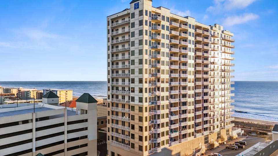 Bright 4BR condo with huge balcony, pools, and direct beach access House in Ocean City