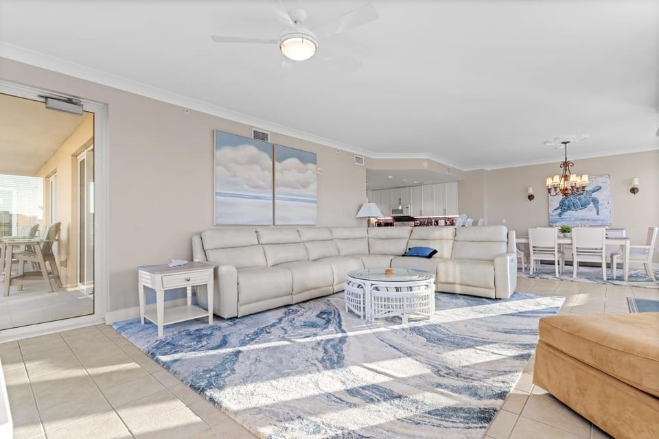 Bright 4BR condo with huge balcony, pools, and direct beach access House in Ocean City