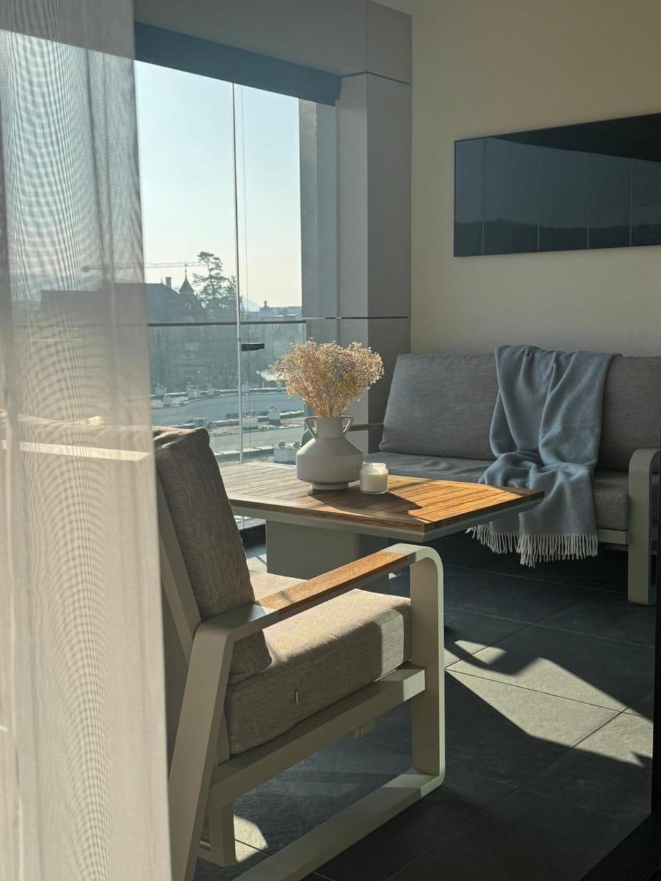 Natural landscape, Living room, Seating area, Dining area, pet friendly