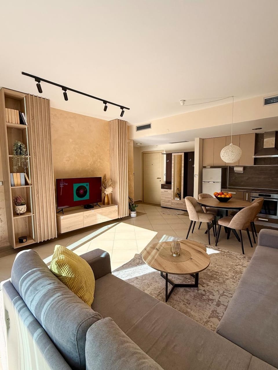 TV and multimedia, Kitchen or kitchenette, Living room, Seating area, Dining area