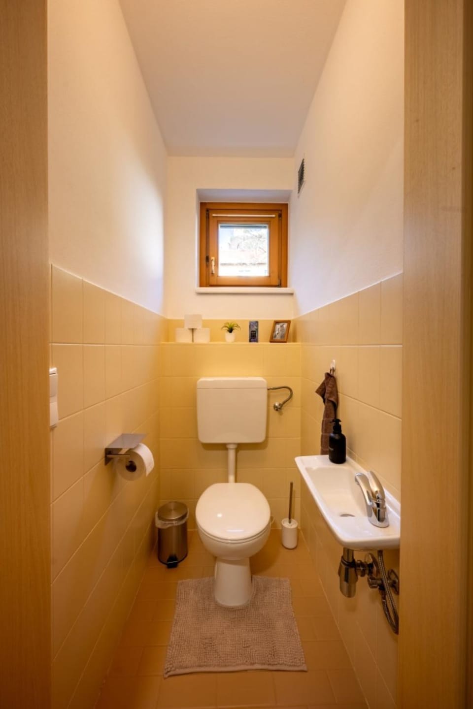Toilet, Bathroom, towels