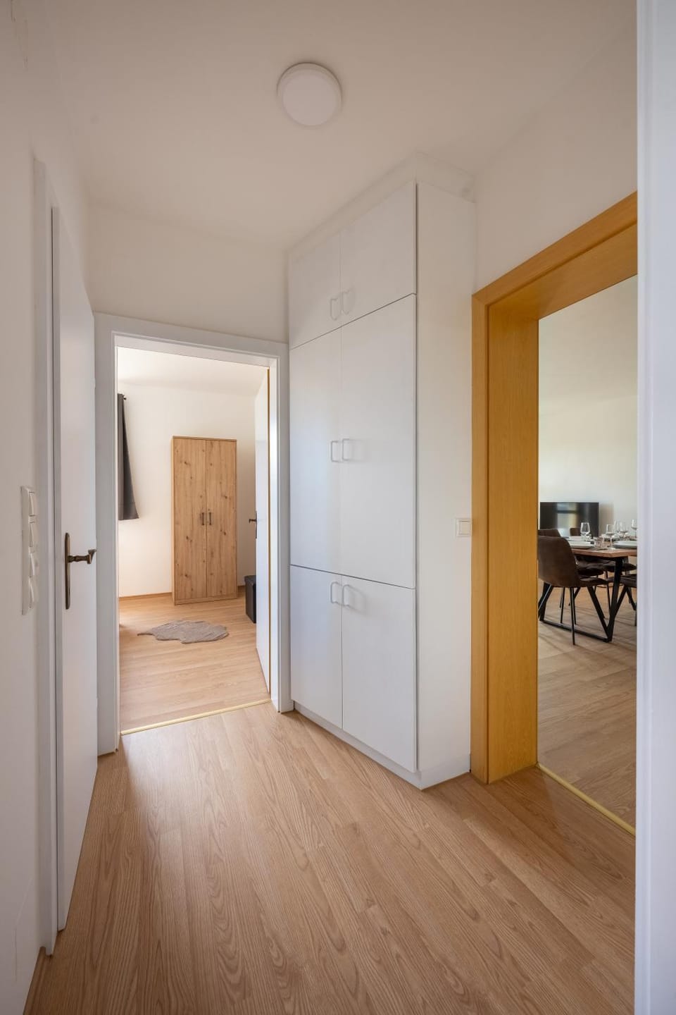 TV and multimedia, Dining area, Food, Food, Lunch, Lunch, Dinner, Dinner, storage, storage, wardrobe