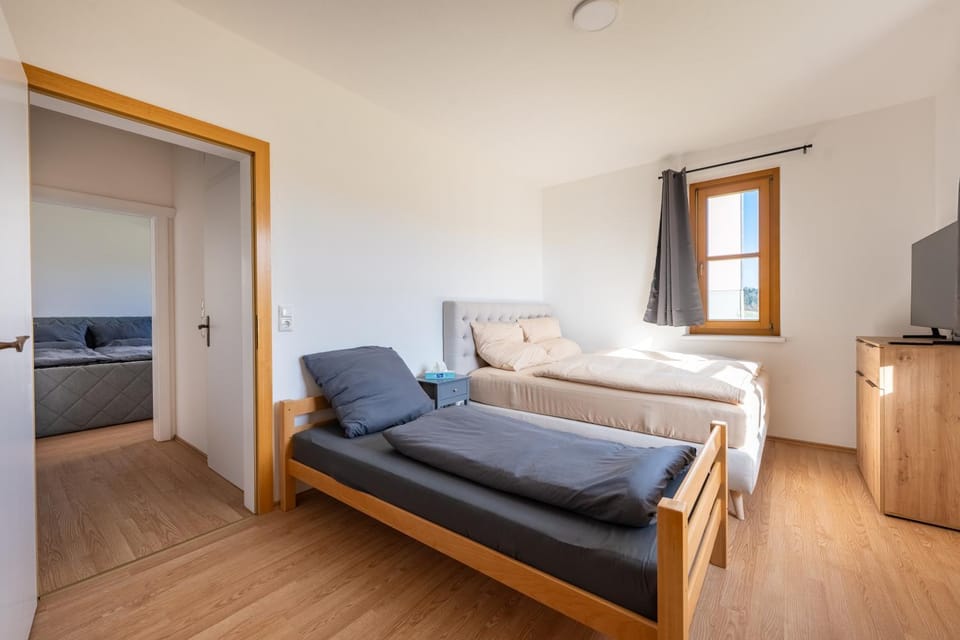 Bed, TV and multimedia, View (from property/room), View (from property/room), Photo of the whole room, Seating area, Bedroom, Landmark view, Landmark view, Family, Family