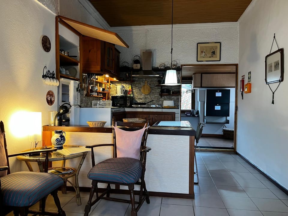 Kitchen or kitchenette, Seating area, Dining area, oven
