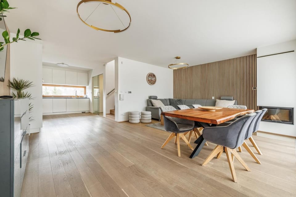 Kitchen or kitchenette, Living room, Seating area, Dining area