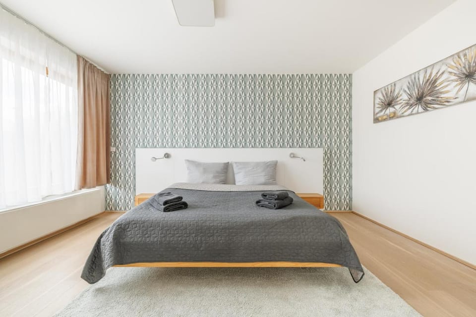 Bed, Photo of the whole room, Bedroom, towels