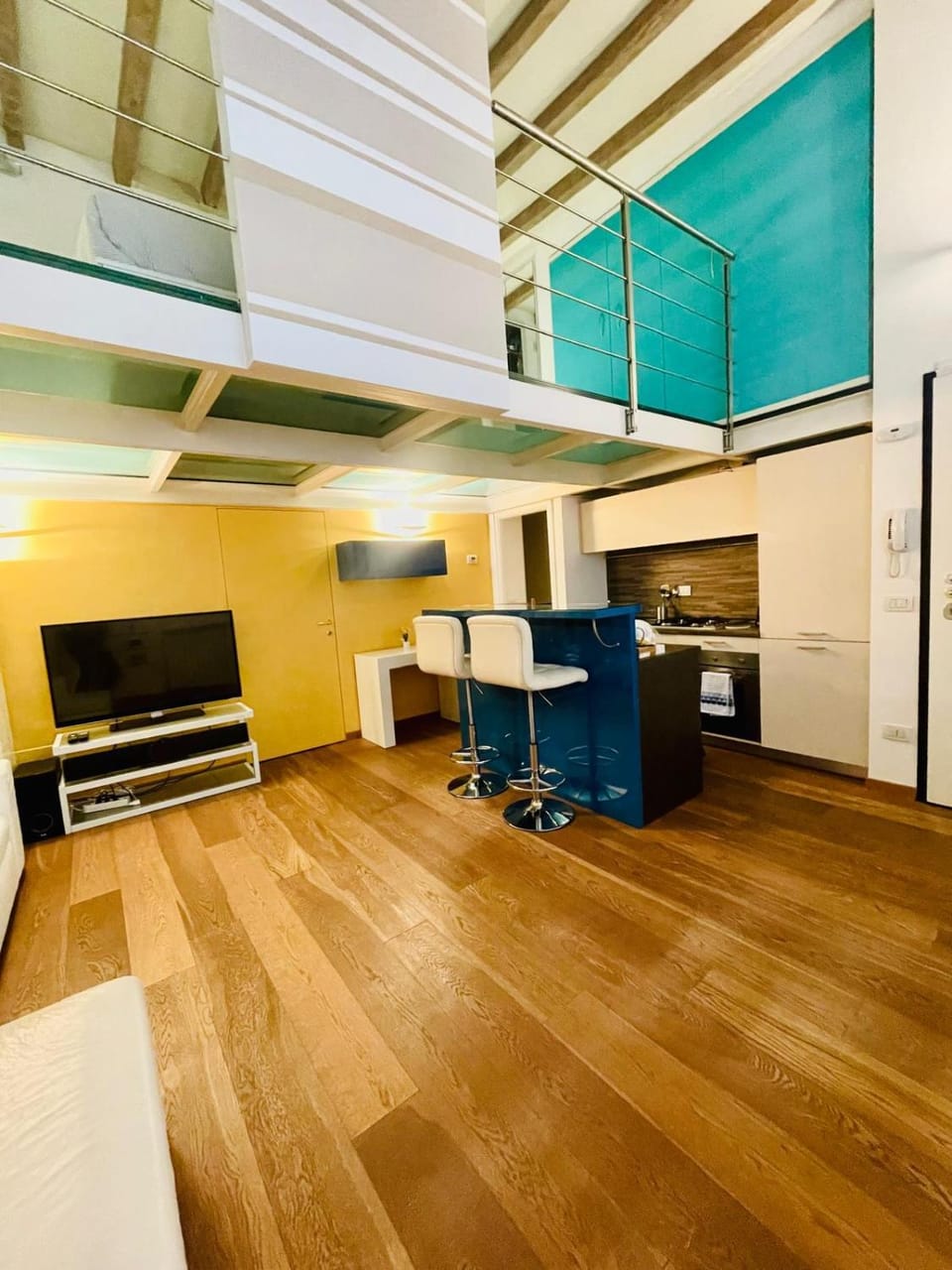 Communal lounge/ TV room, TV and multimedia, Kitchen or kitchenette, Living room, Seating area, oven