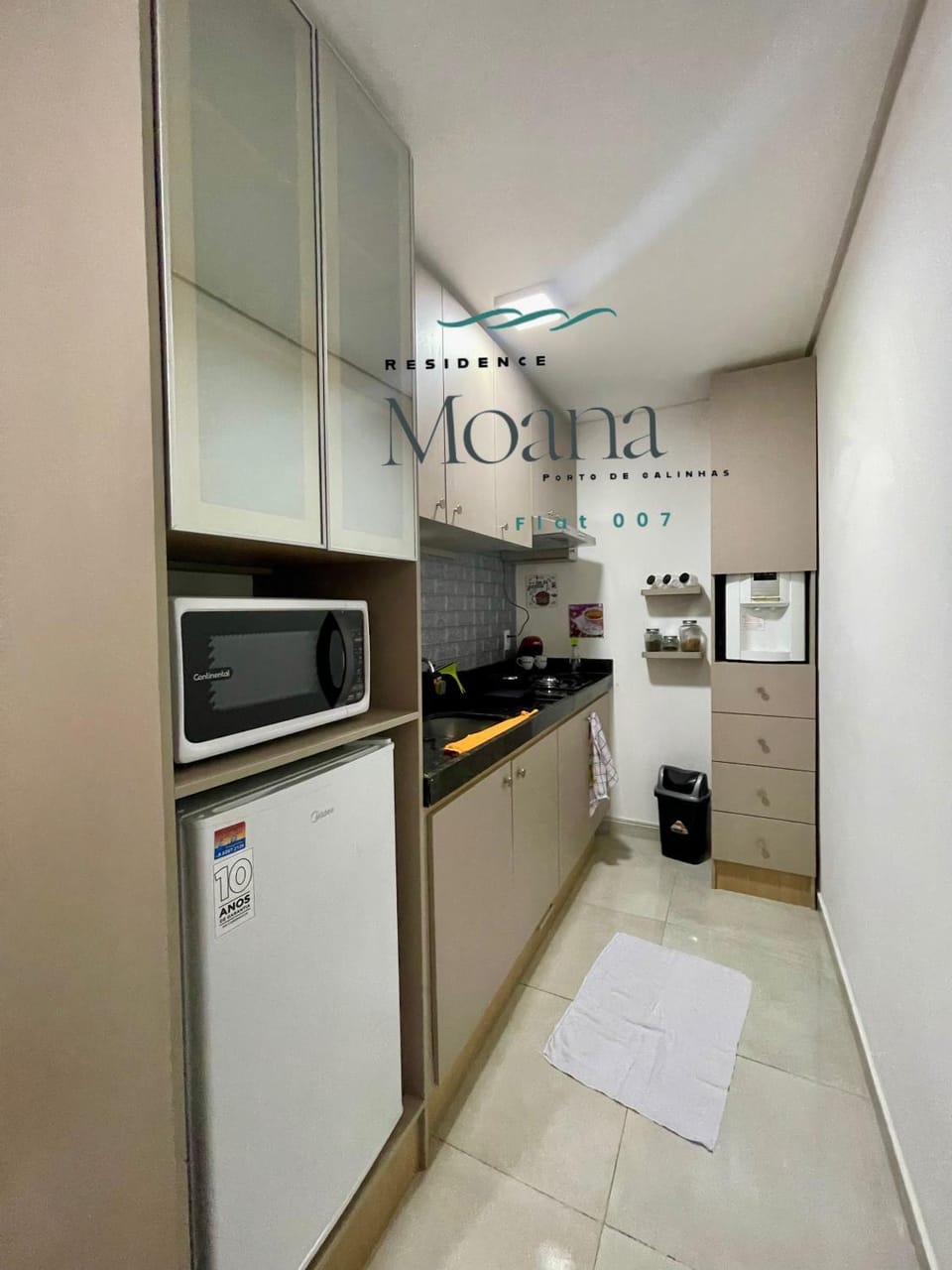 Kitchen or kitchenette, microwave, minibar, stove