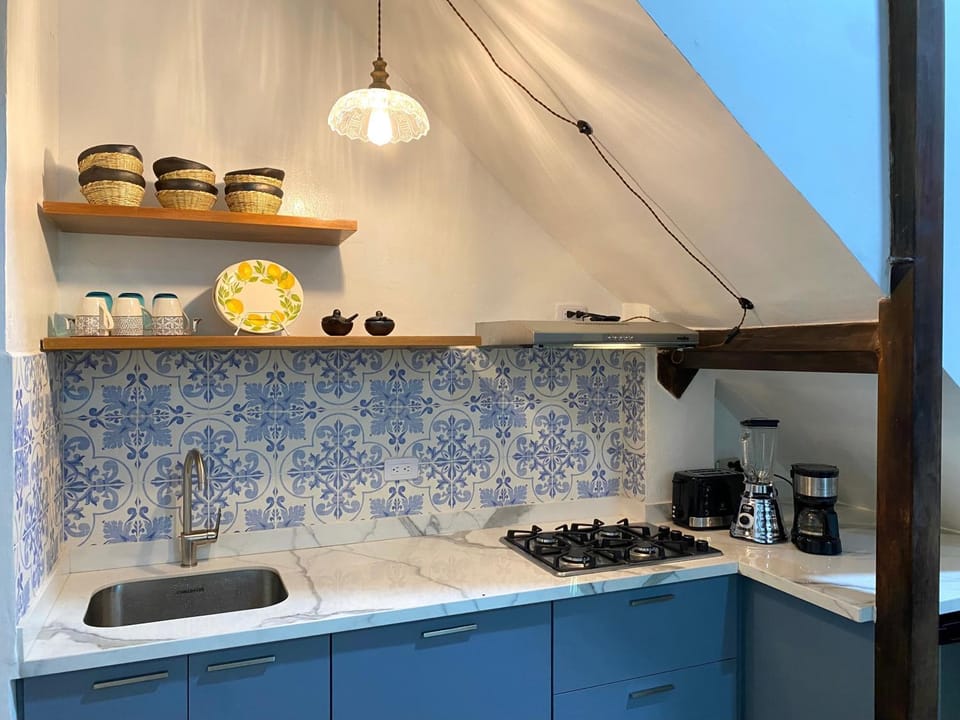 Coffee/tea facilities, Kitchen or kitchenette, stove, toaster