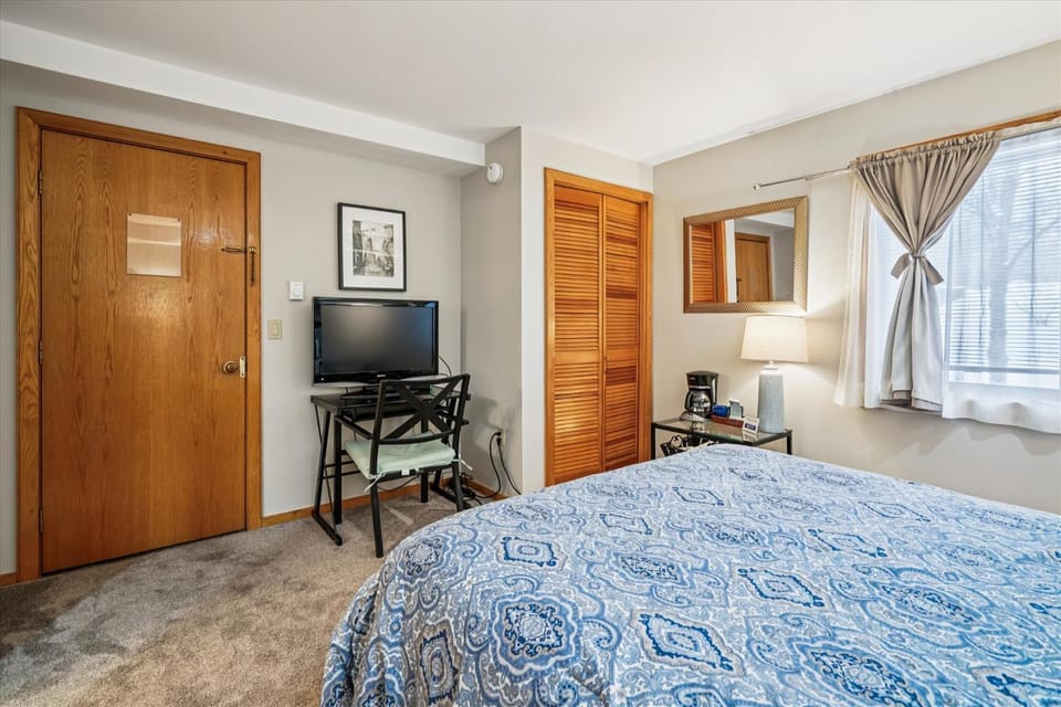 Bed, TV and multimedia, Photo of the whole room, Bedroom