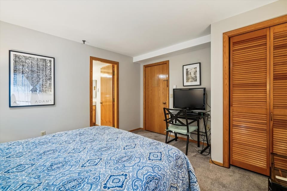 Bed, TV and multimedia, Photo of the whole room, Bedroom