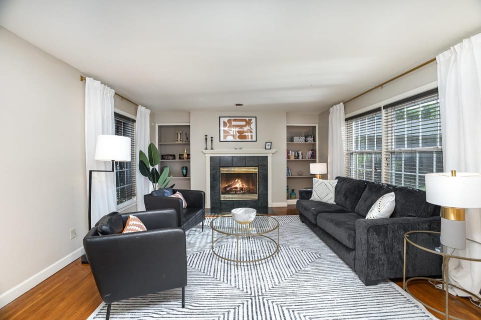Close 2 Southpark Pet Friendly w Fenced-In Yard House in Charlotte