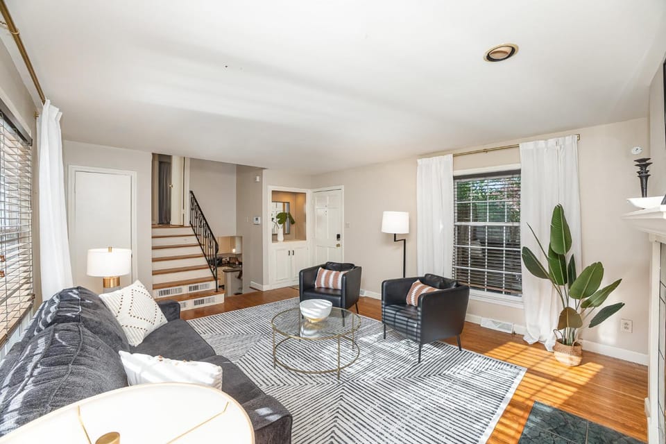Close 2 Southpark Pet Friendly w Fenced-In Yard House in Charlotte