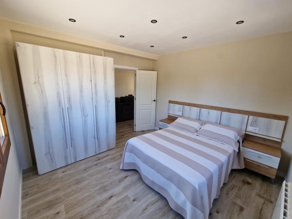 Bed, Photo of the whole room, Bedroom, wardrobe