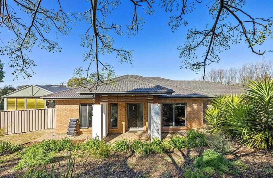 Spacious Family Retreat & Scenic Alfresco Living Bed and Breakfast in Mount Barker