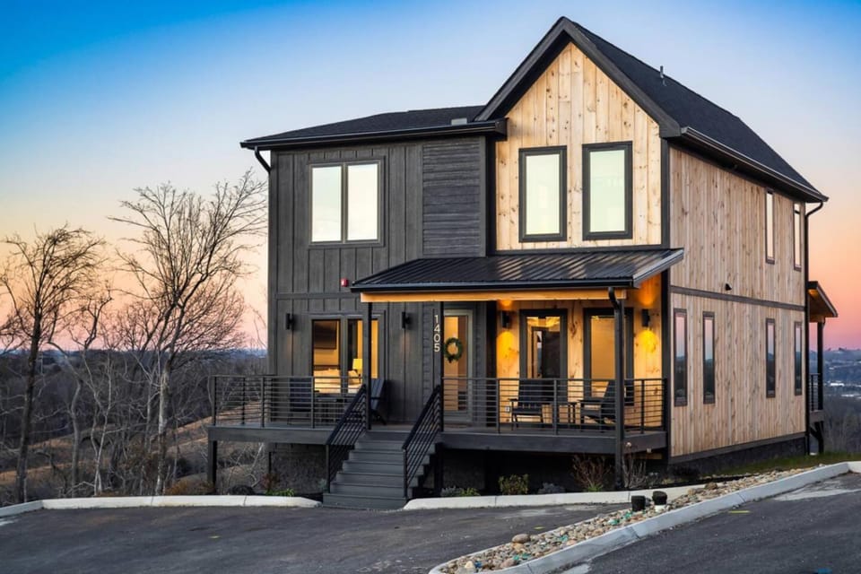 Luxe Mountain Lodge with Indoor Pool, Views, Fire Pit House in Sevierville