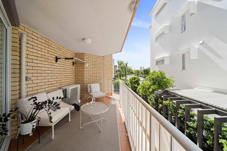 Property building, Patio, Balcony/Terrace, Seating area