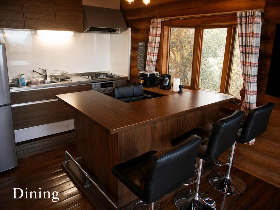 Kitchen or kitchenette, Dining area, minibar, stove