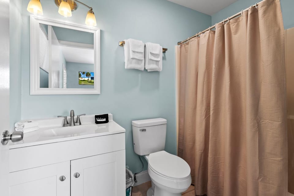 Oceanfront Inn Room #2 - Standard Room King Bed House in Fort Pierce