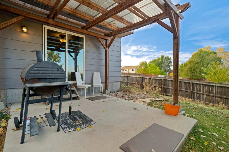 4BR w Fireplace Backyard BBQ near Peterson AFB House in Colorado Springs