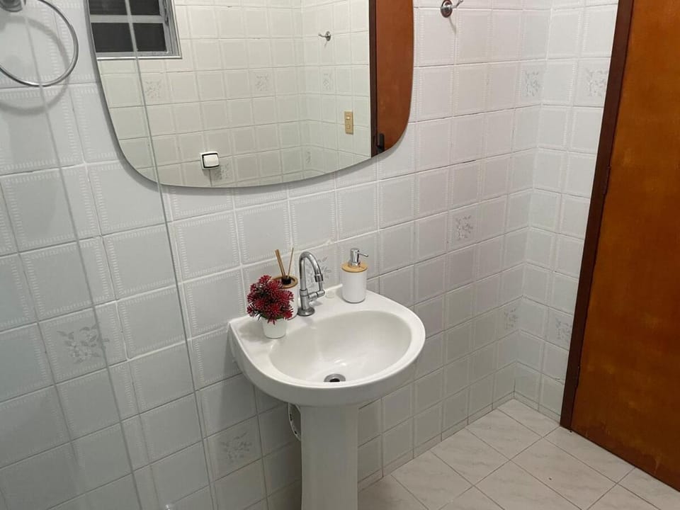 Seu refúgio com três quartos e garagem gigante House in State of São Paulo