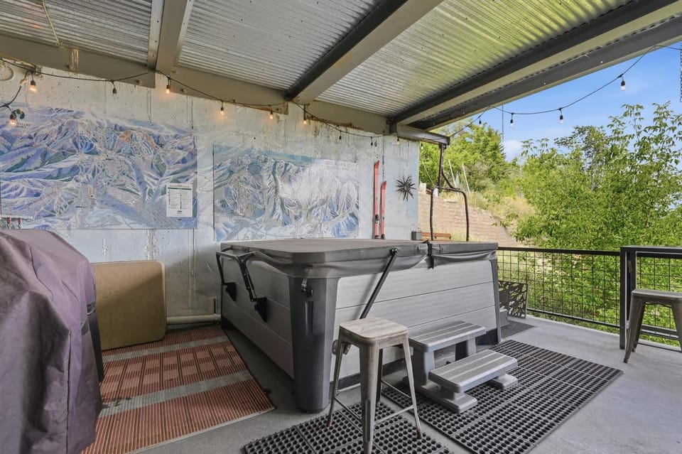 Ridge Home Multi-level with PC Views Ski Trail House in Park City