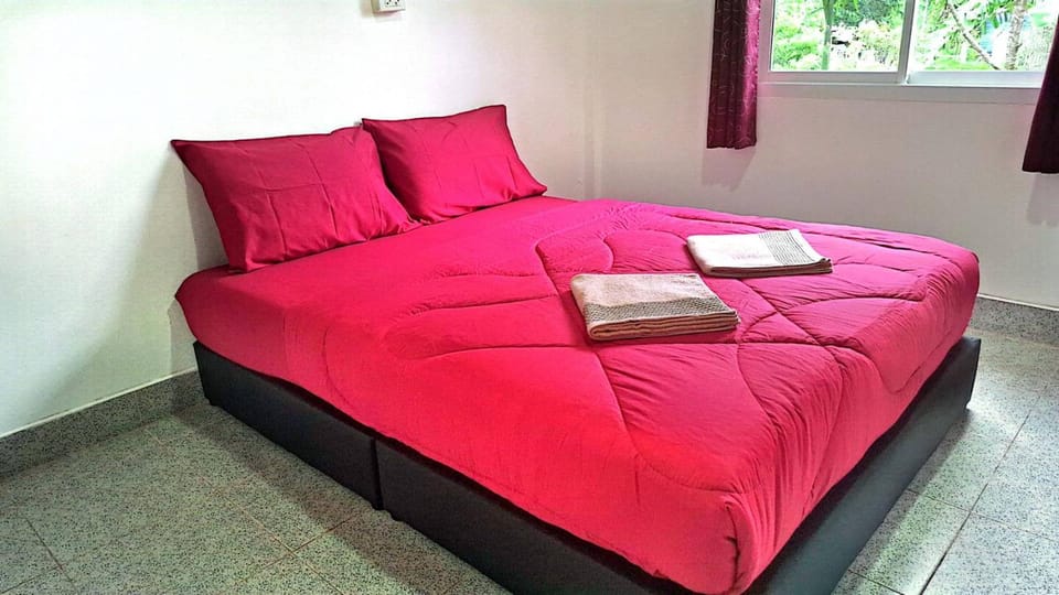 Bed, Bedroom, towels