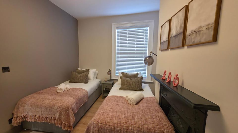 Luxury 3 bedroom House London near Westfield Apartment in London