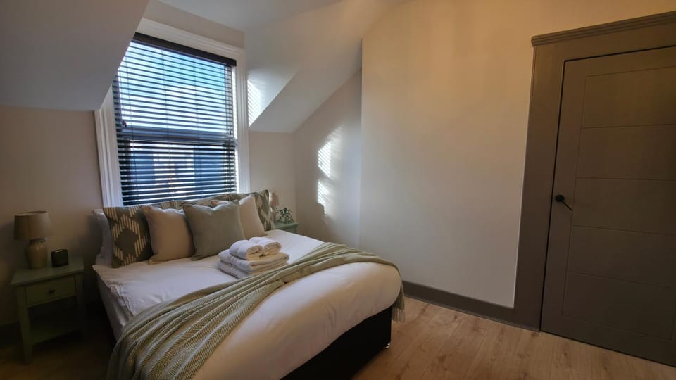 Luxury 3 bedroom House London near Westfield Apartment in London