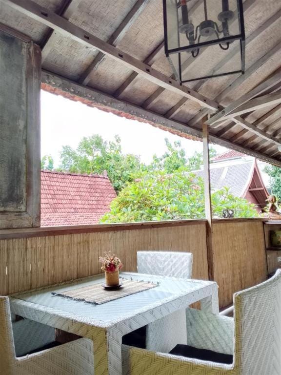 Wooden Cabin In Jimbaran - Marigold Suite Cabin in Kuta Selatan