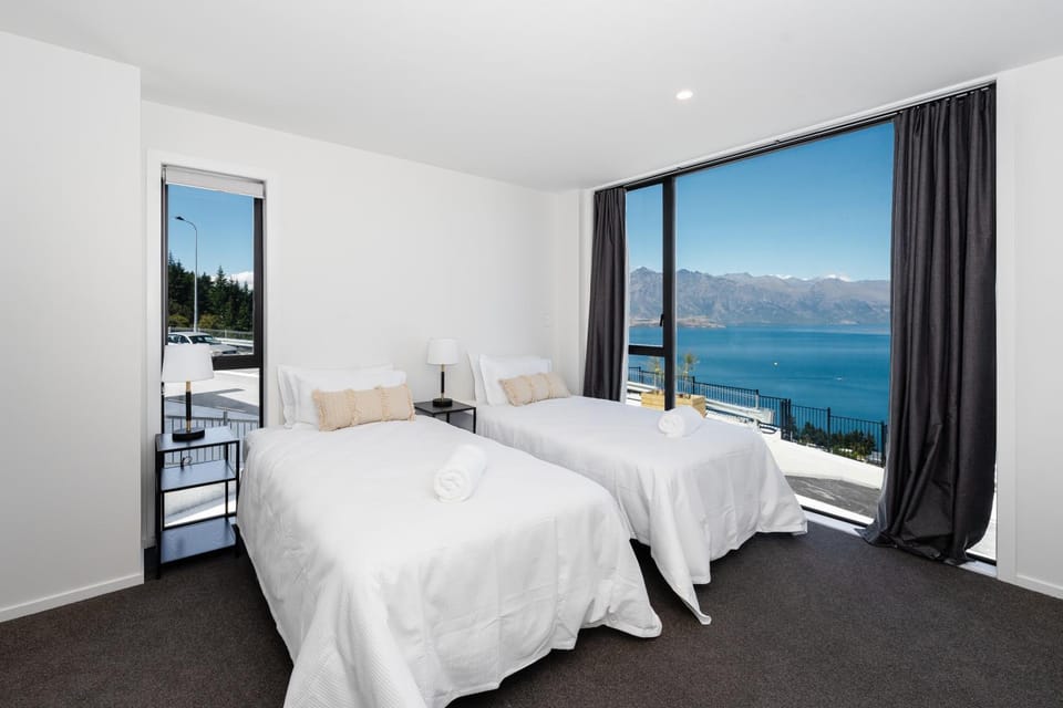Bed, Natural landscape, Photo of the whole room, Bedroom, Lake view
