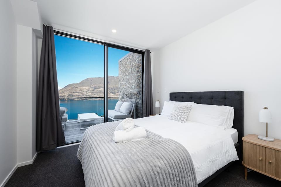 Bed, Natural landscape, Photo of the whole room, Bedroom, Lake view, towels