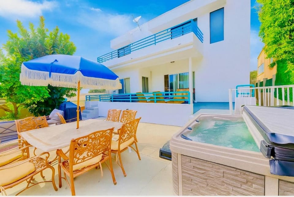 6BR5BA Hot Tub Steps to Beach Parking Pet Friendly Villa in Del Mar
