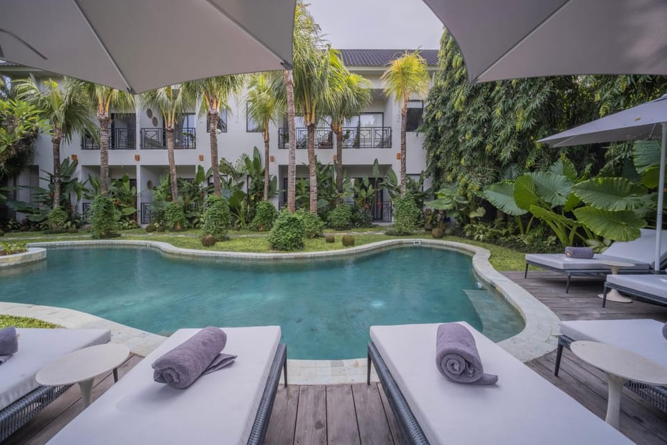 Pool view, Swimming pool, sunbed