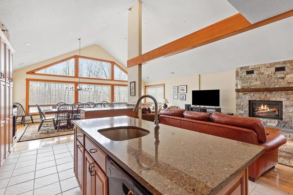 TV and multimedia, Kitchen or kitchenette, Living room, Seating area, Dining area, Evening entertainment