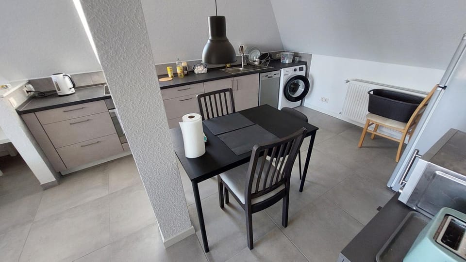 Kitchen or kitchenette, Dining area, microwave, toaster