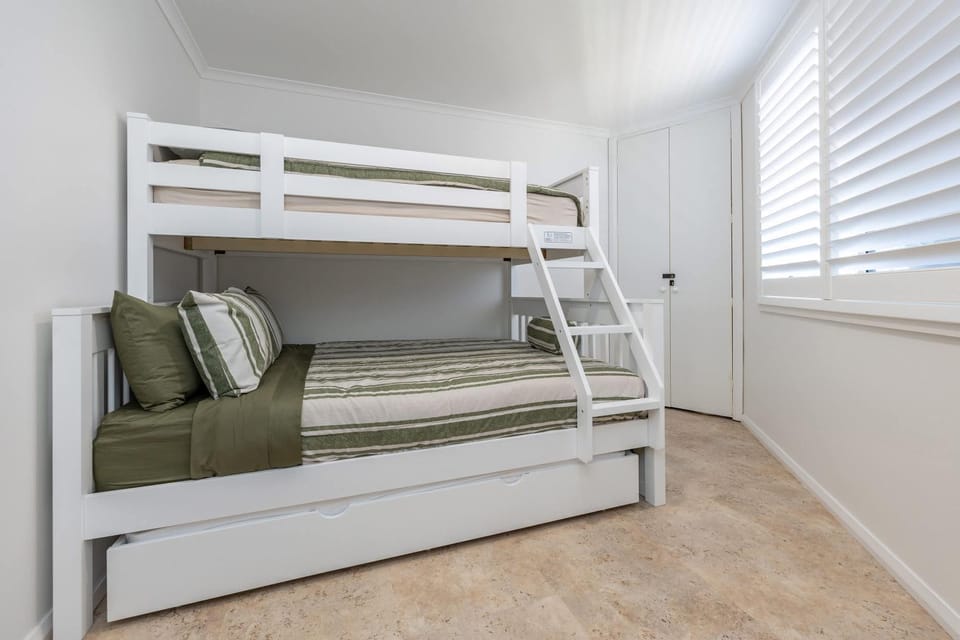 Bed, Photo of the whole room, Bedroom, bunk bed