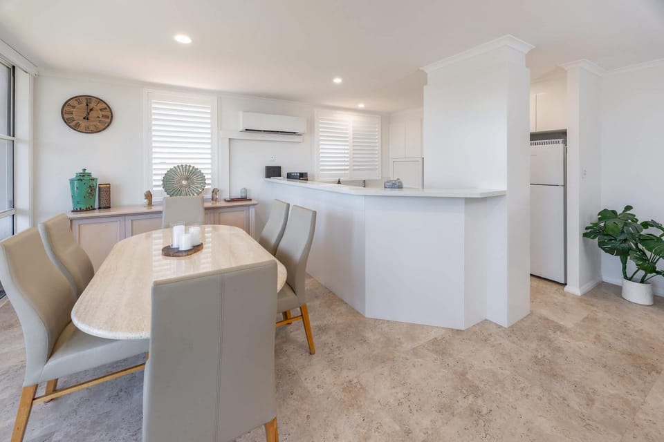 Kitchen or kitchenette, Living room, Seating area, Dining area, pet friendly, stove