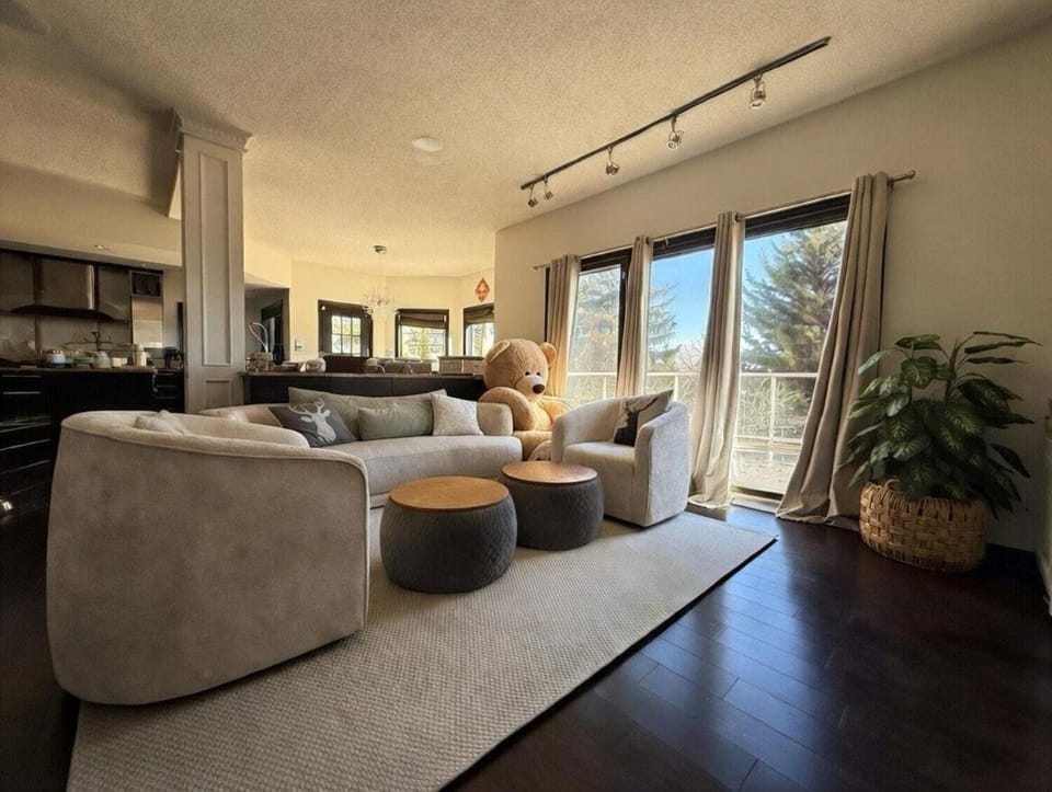 NEW Luxury Executive Home 5 bedrm FitRM 6,000sq House in Calgary