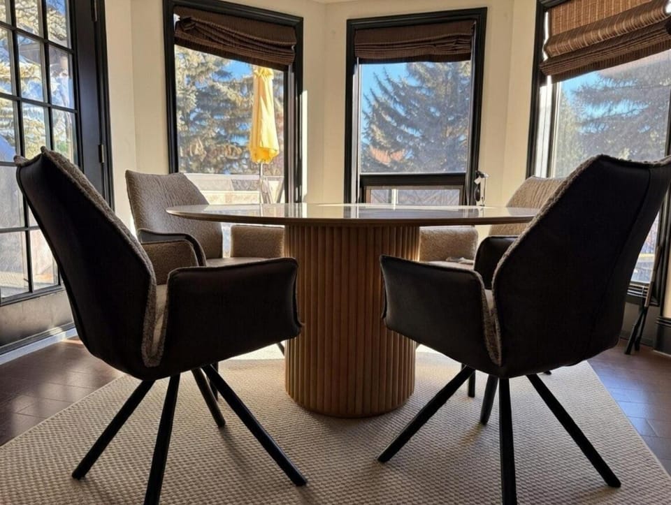 NEW Luxury Executive Home 5 bedrm FitRM 6,000sq House in Calgary