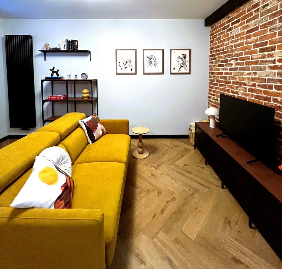 TV and multimedia, Living room, Seating area, Evening entertainment